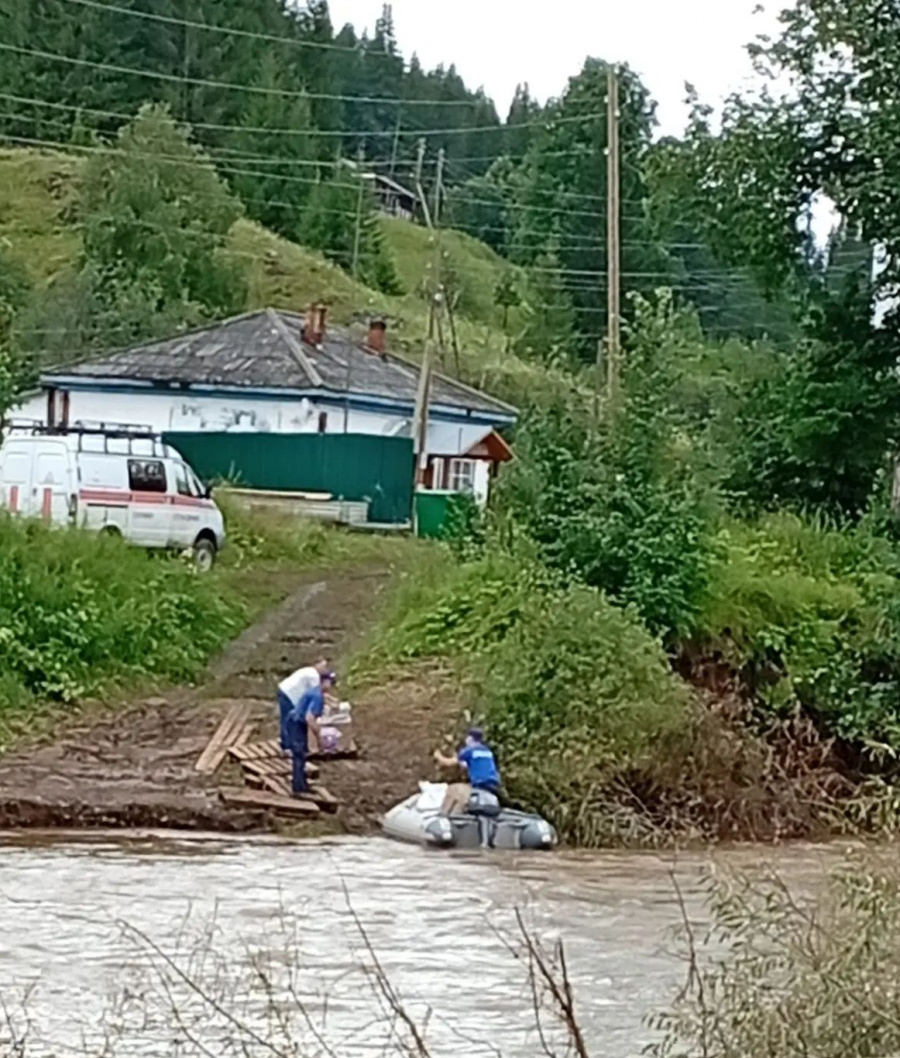 Почта доставляет пенсии в отрезанное дождями село Кын на лодке Почта доставляет пенсии в отрезанное дождями село Кын на лодке