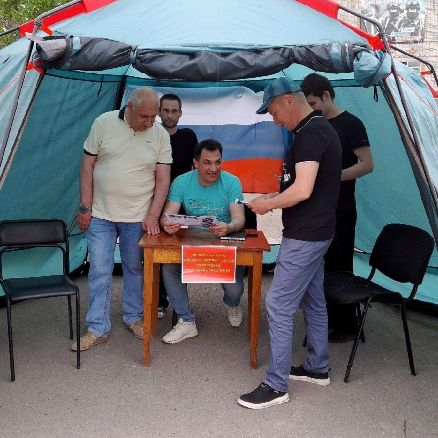В Александровском муниципальном округе начал работу мобильный пункт приёма на военную службу по контракту В Александровском муниципальном округе начал работу мобильный пункт приёма на военную службу по контракту