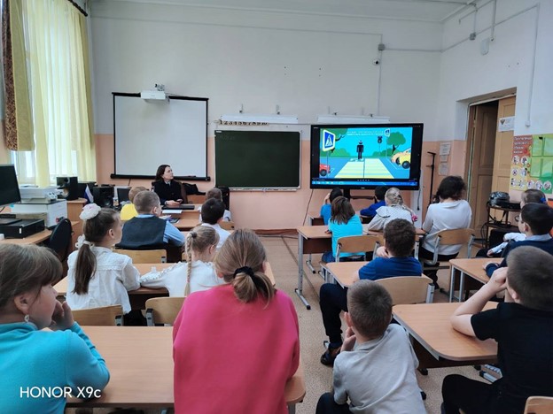 В преддверии летних каникул сотрудники Госавтоинспекции города Александровска провели профилактические занятия по соблюдению безопасности дорожного движения для учащихся МКОУ «ЯСОШИ» в п. Яйва