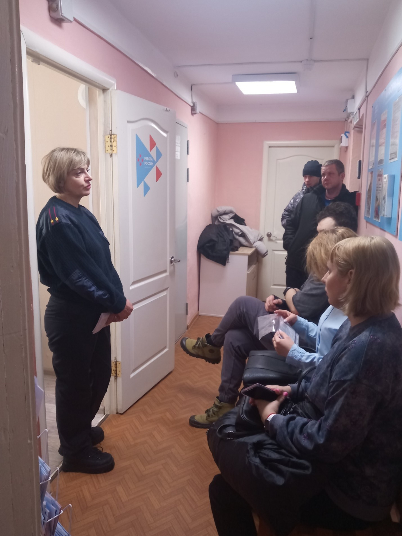 В рамках укрепления сотрудничества между правоохранительными органами и службой занятости населения, полицейские Александровского муниципального округа приняли участие в "Ярмарке вакансий"