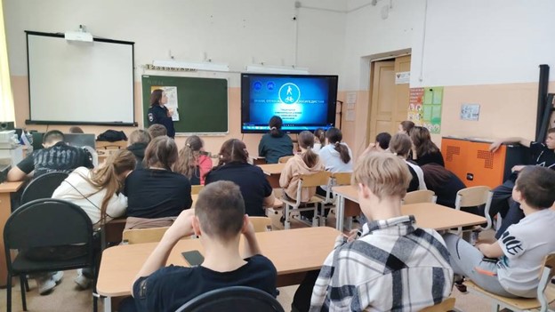 В преддверии летних каникул сотрудники Госавтоинспекции города Александровска провели профилактические занятия по соблюдению безопасности дорожного движения для учащихся МКОУ «ЯСОШИ» в п. Яйва