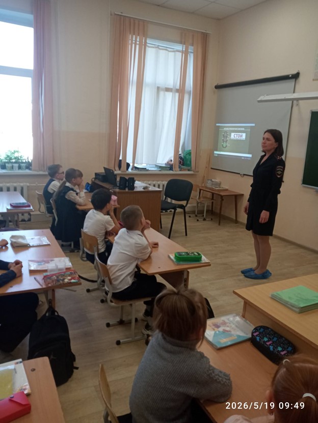 Сотрудники Госавтоинспекции Александровского муниципального округа провели серию информационно - профилактических занятий среди учащихся муниципальных образовательных учреждений Александровского муниципального округа в преддверии летних каникул