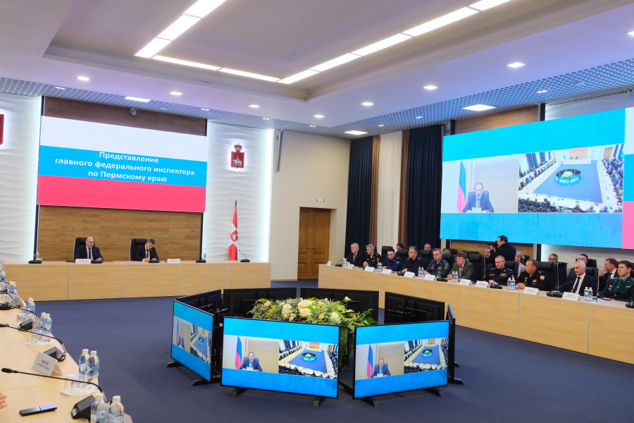 Полпред Игорь Комаров представил нового ГФИ по Пермскому краю Полпред Игорь Комаров представил нового ГФИ по Пермскому краю