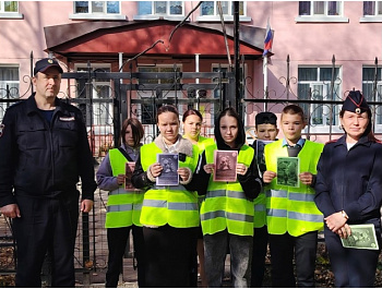 Полицейские провели акцию «Пешеход, двигайся на встречу безопасности!» с отрядом ЮИД «Дорожные знайки» МКОУ "Яйвинская СОШИ". 